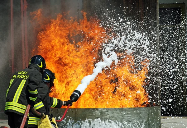 I vigili del fuoco hanno spento un pericolo di incendio durante un esercizio di addestramento nel f — Foto Stock