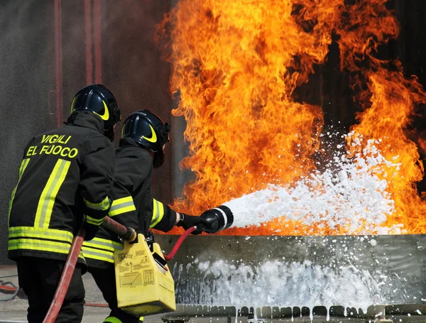 Firefighters extinguished a fire hazard during a training exercise in the f — Stock Photo, Image