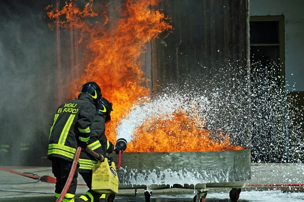I vigili del fuoco hanno spento un pericolo di incendio durante un esercizio di addestramento nel f — Foto Stock