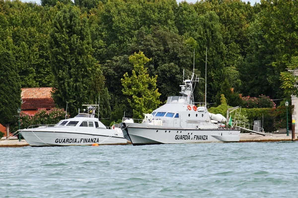Fartyg i den finansiella polisen i lagunen i Venedig i Italien — Stockfoto