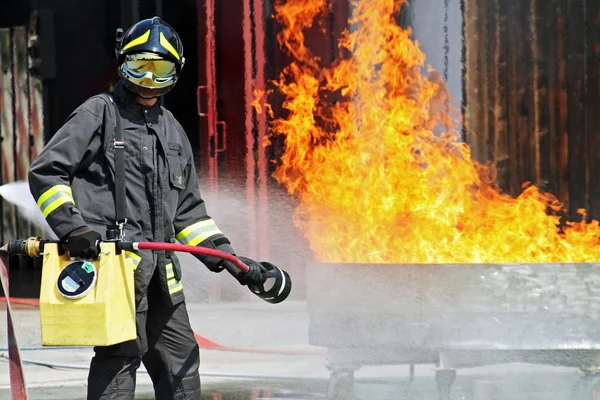 Bombeiros extingue um perigo de incêndio durante um exercício de treinamento no f — Fotografia de Stock