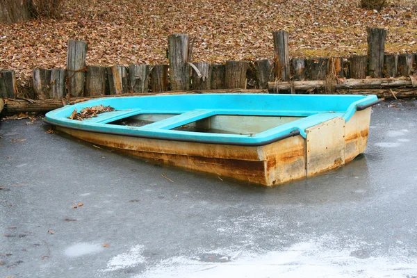 Destruição de um barco bloqueado por gelo — Fotografia de Stock