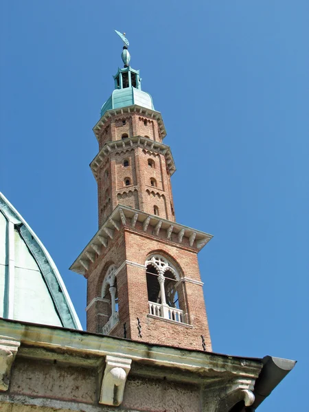 Venedik yakınlarındaki bir İtalyan şehrinin kulesi. — Stok fotoğraf