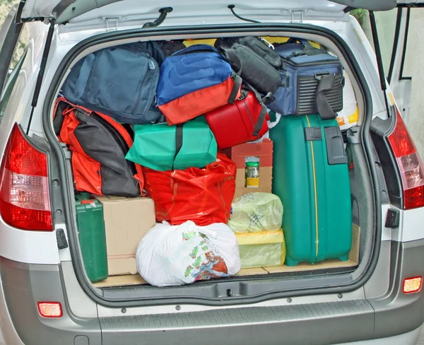 Gepäck und Gepäck auf den Kofferraum eines Autos geladen, das mit Hi-Fi in den Urlaub fährt — Stockfoto
