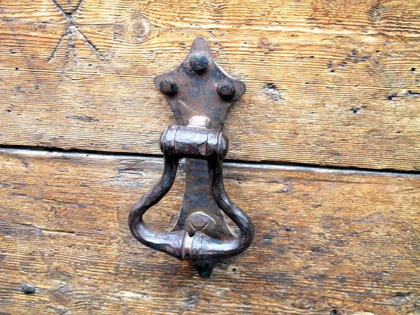 中世ドア木材に錬鉄のドアのノッカー — ストック写真
