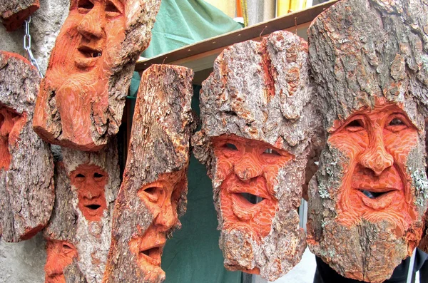 Trä mask från en hantverkare — Stockfoto