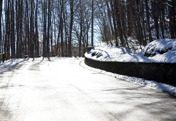 Ulice v zimě s sněhu a ledu pozice, které jsou nebezpečné — Stock fotografie