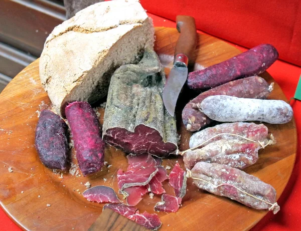 Мясо и салями, типичные для Валь д 'Аоста — стоковое фото