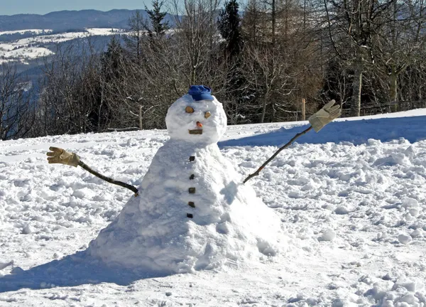 Snögubbe byggd för lek av barn på vintern i bergen — Stockfoto