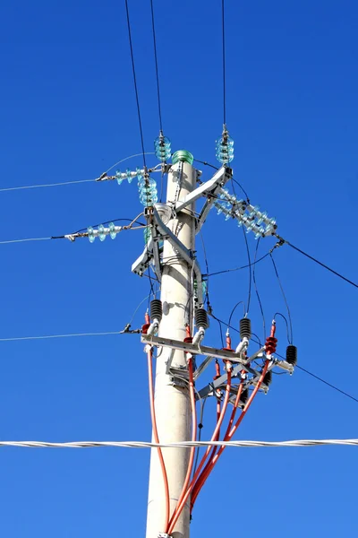 Mastro com cabos para transportar eletricidade para casas e fábricas — Fotografia de Stock