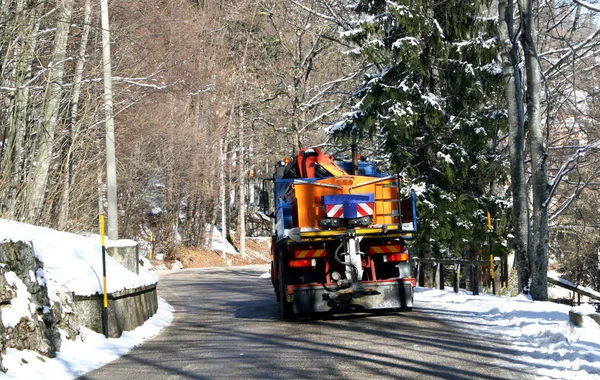 Camion con spazzaneve e sale sparso sul ghiaccio in inverno — Foto Stock