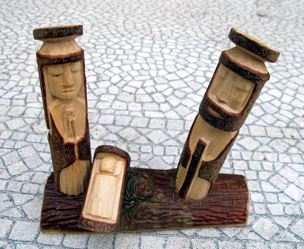 Maria und Josep und Jesus in der in Holz geschnitzten Krippe — Stockfoto