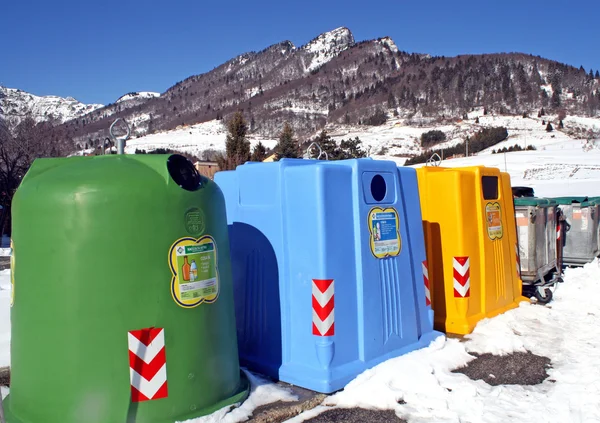 Behållare för avfallshantering som glas och plast — Stockfoto