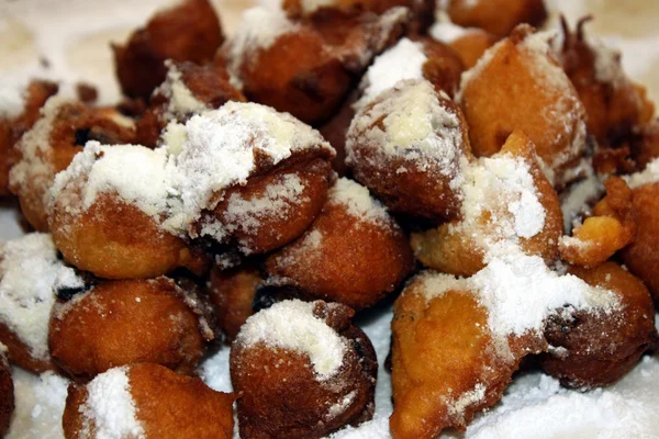 Carnaval beignets met vanille-crème en rozijnen te koop in gebak — Stockfoto
