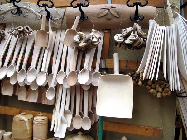 Talheres e colher de madeira para venda no mercado — Fotografia de Stock