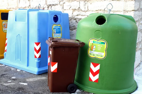 Contenedores para la recogida de residuos como vidrio y papel — Foto de Stock