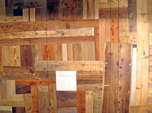 Holzplatte aus vielen Holzstücken, die mit Leim verbunden sind — Stockfoto