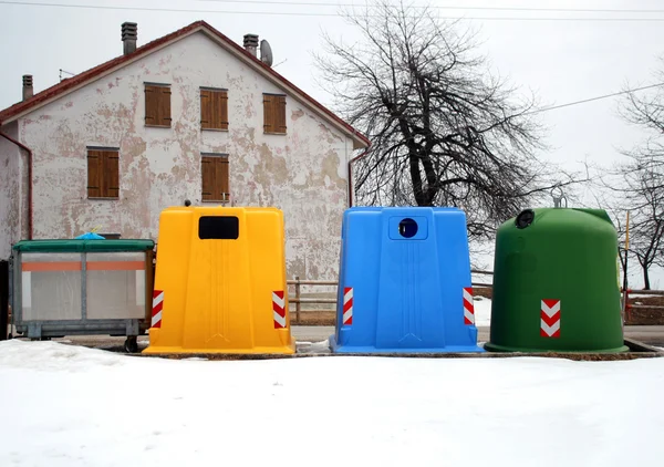 Recipientes para recolha de resíduos sob a forma de vidro e papel — Fotografia de Stock