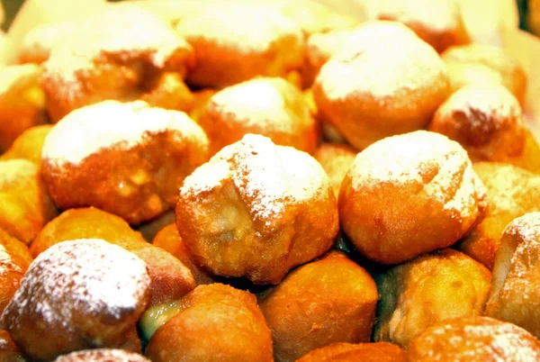 Frittelle di carnevale con crema alla vaniglia e uvetta in vendita in pasticceria — Foto Stock