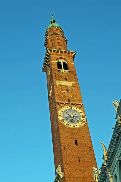 Medeltida torn av basilica palladiana i vicenza — Stockfoto