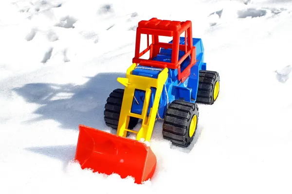 Dětské hračky škrabka v provozu na čerstvém sněhu — Stock fotografie