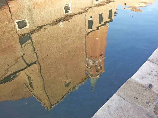 Reflecties van de middeleeuwse kerk in het kanaal in chioggia in de buurt van Venetië — Stockfoto