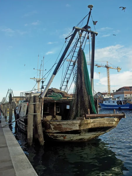 Boote und Schiffe entlang des Kanals in Chioggia vertäut — Stockfoto