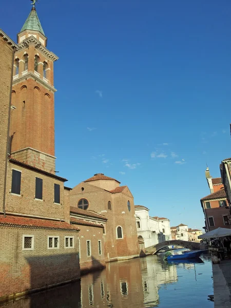 Reflektioner av den medeltida kyrkan i kanalen i chioggia — Stockfoto