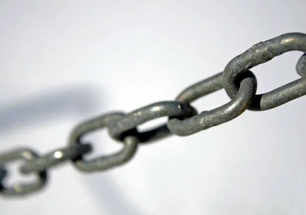 Anéis de aço resistentes entre todos eles juntos para formar uma cadeia — Fotografia de Stock