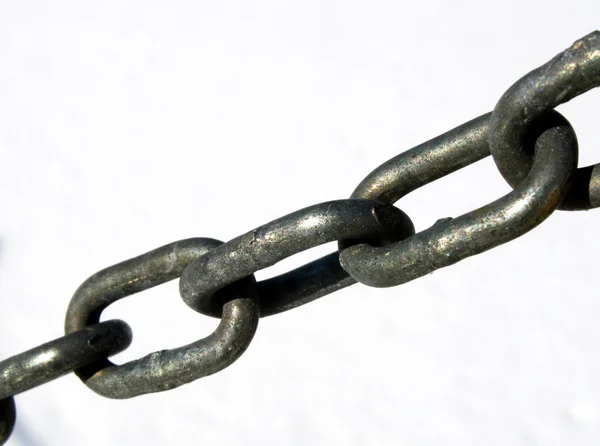 Anéis de aço resistentes entre todos eles juntos para formar uma cadeia longa — Fotografia de Stock