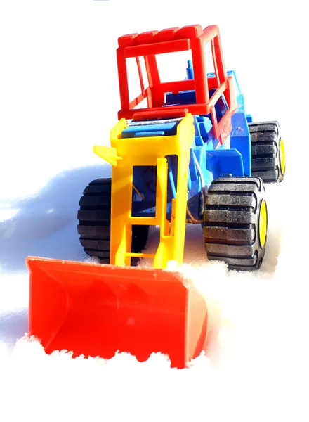 孩子的玩具刮板在新鲜的雪上使用 — 图库照片