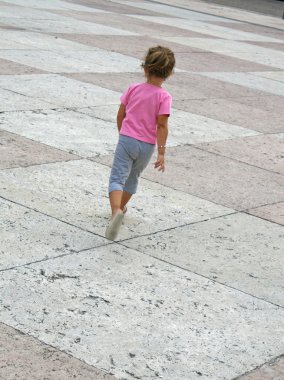 genç kız marostica duvarlar ve vicenza yakınındaki kale içinde koşmak