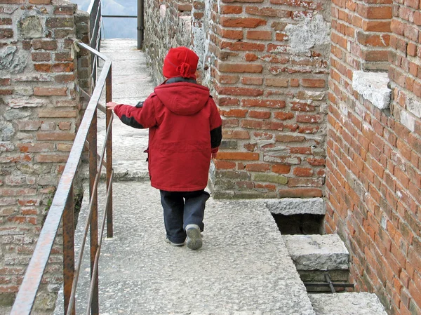 stock image Child in Marostica walls and castle near Vicenza in Italy