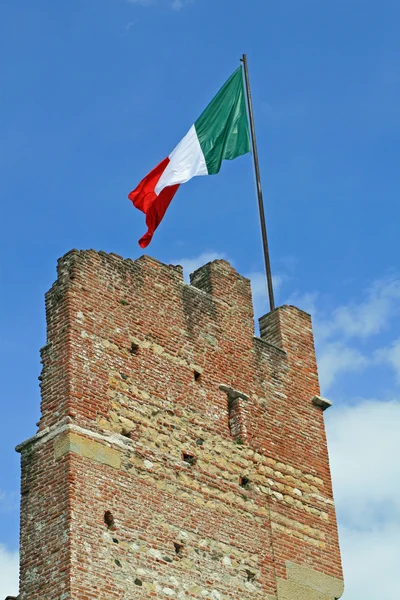 マロースティカ壁とヴィチェンツァ近くの城でイタリアの国旗 — ストック写真