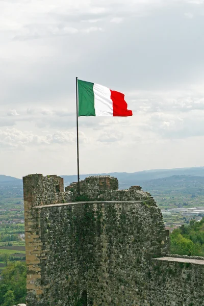 Bandera de Italia Marostica paredes y castillo cerca de Vicenza — Foto de Stock