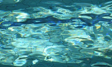 yüzme havuzundan parlak su ışık yansımaları