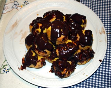 plaka ile lezzetli çikolatalı krem bigne ile doldurulmuş