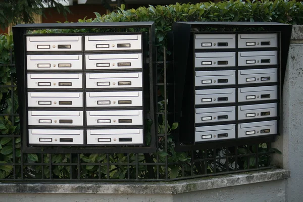 Skrzynki pocztowe pod kątem dostarczanie poczty w kondominium — Zdjęcie stockowe