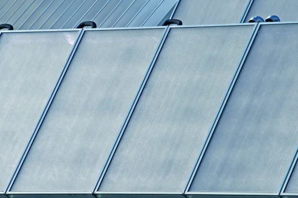 Paneli słonecznych do produkcji zielonej energii elektrycznej — Zdjęcie stockowe