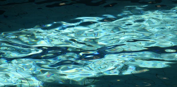 Reflexos leves em água brilhante de uma piscina — Fotografia de Stock