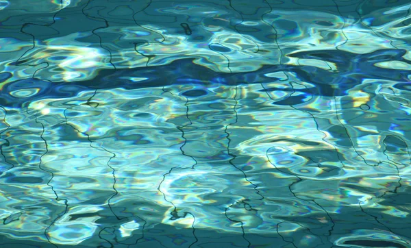スイミング プールの明るい水の光の反射 — ストック写真
