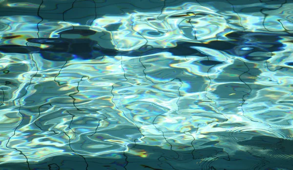 Reflexos leves em água brilhante de uma piscina — Fotografia de Stock