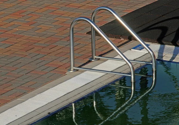 Žebřík na okraji bazénu — Stock fotografie