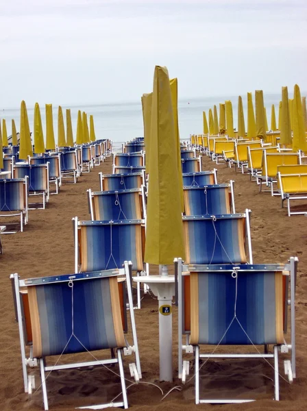 Liegestühle und Sonnenschirme am Strand geschlossen 2 — Stockfoto
