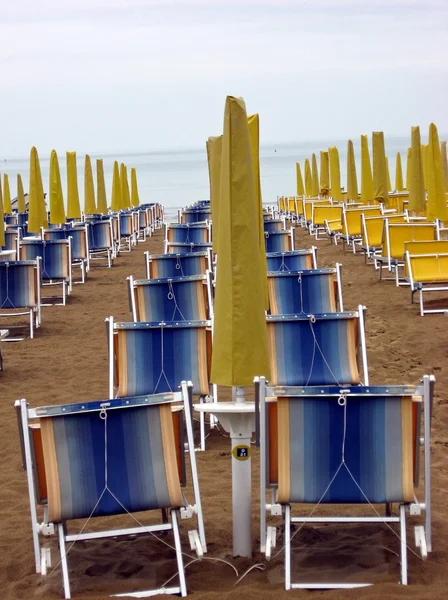 Sun beds and umbrellas closed in a beach 2 — Stock Photo, Image