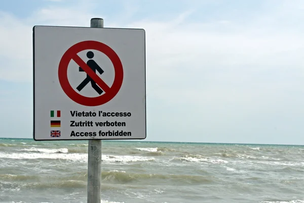 Знак заборони на доступ і забруднену воду для купання — стокове фото