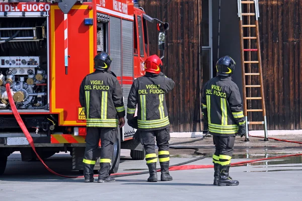Vigili del fuoco durante un esercizio di formazione — Foto Stock