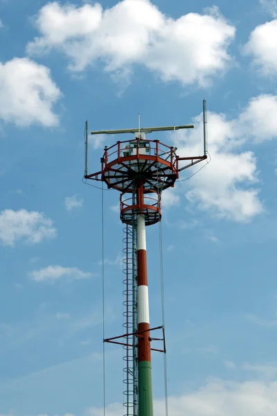 Neues Leuchtturmfeuer mit Radar und Antennen zur Signalisierung — Stockfoto