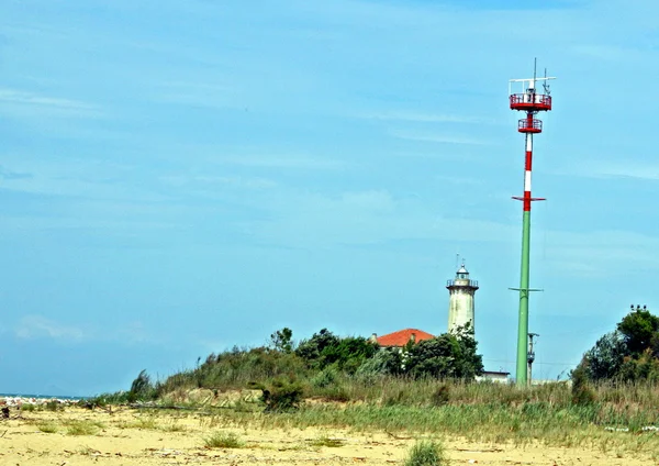 Новий і старий маяк на піщаному пляжі — стокове фото