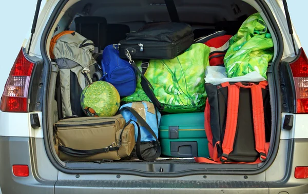 Velmi auto s kufr plný zavazadel připraven k odjezdu — Stock fotografie